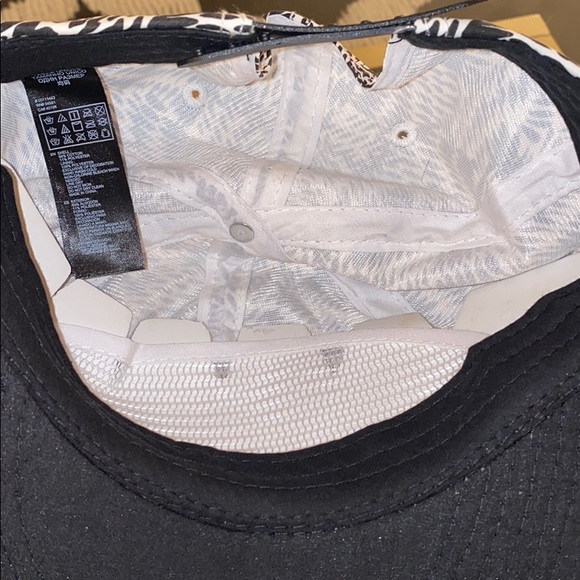 Snap back hat - Picture 3 of 3